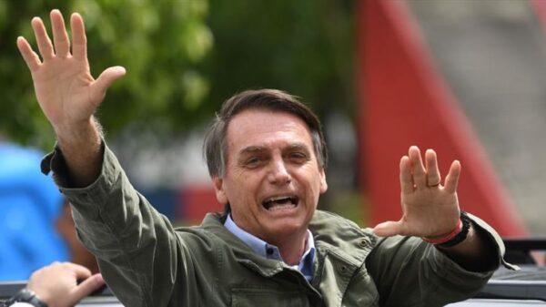 Bolsonaro pasea en moto y sin mascarilla