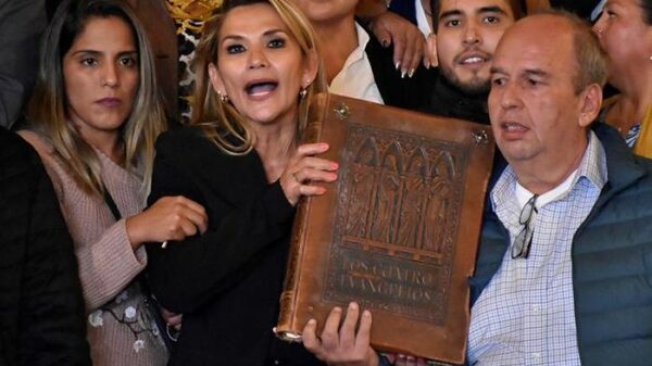 Jeanine Áñez se autoproclama