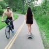 Mujer es escupida en la cara