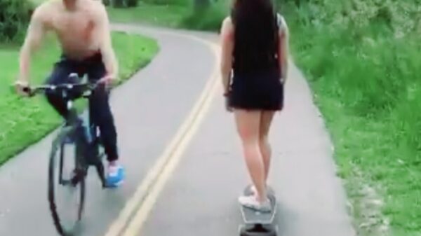 Mujer es escupida en la cara