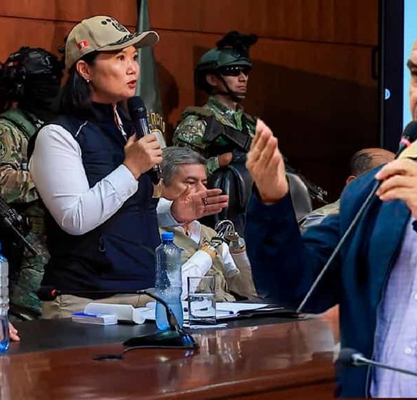 En una clara muestra de intimidación, Keiko Fujimori posó flanqueada por militares de las Fuerzas Armadas con armas largas, en un mensaje visual dirigido a la oposición y al senador Iver Maraví).