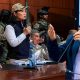 En una clara muestra de intimidación, Keiko Fujimori posó flanqueada por militares de las Fuerzas Armadas con armas largas, en un mensaje visual dirigido a la oposición y al senador Iver Maraví).
