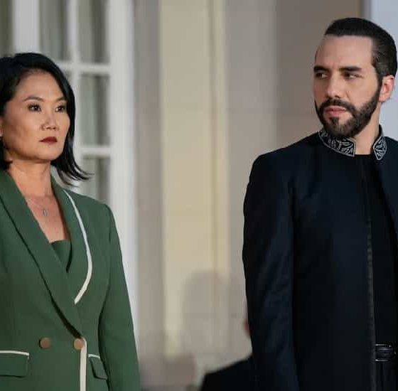 Nayib Bukele advierte a Keiko Fujimori que copiar su modelo no tiene sentido, mientras ella gasta $23,555 en una comitiva a El Salvador.