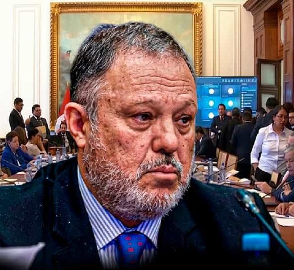 Fujiatropello en el Senado: Carlos Mesía rechaza cuestión de orden de Patricia Iturregui y oposición abandona Comisión de Constitución por facultades de Keiko Fujimori.