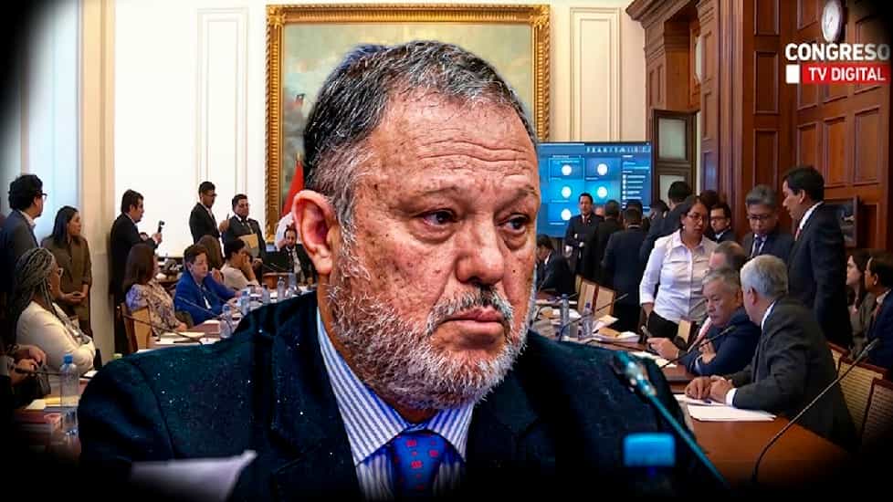 Fujiatropello en el Senado: Carlos Mesía rechaza cuestión de orden de Patricia Iturregui y oposición abandona Comisión de Constitución por facultades de Keiko Fujimori.